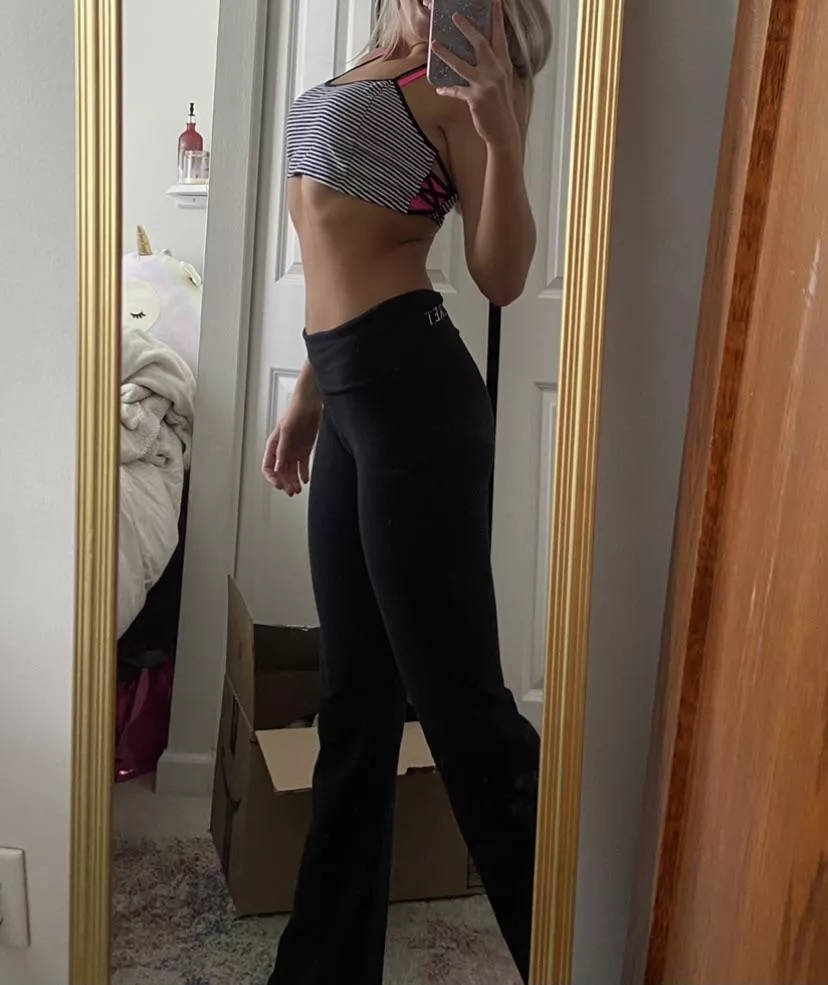 Yoga pants and a crop top 😍