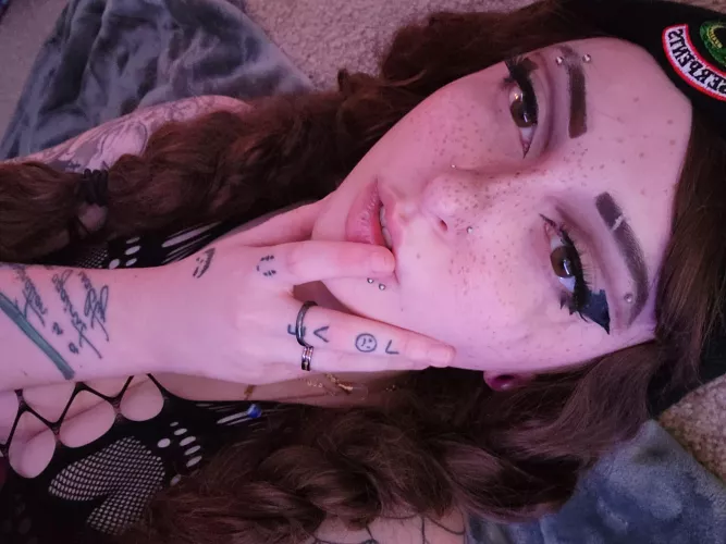 You all want an emogirl until she asks you to grab her pigtails like handlebars 😏