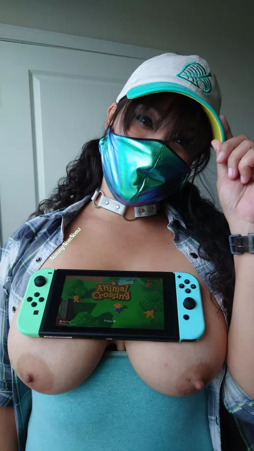 You can let it rest here, while you play with my Joy-cons 😉 [f]