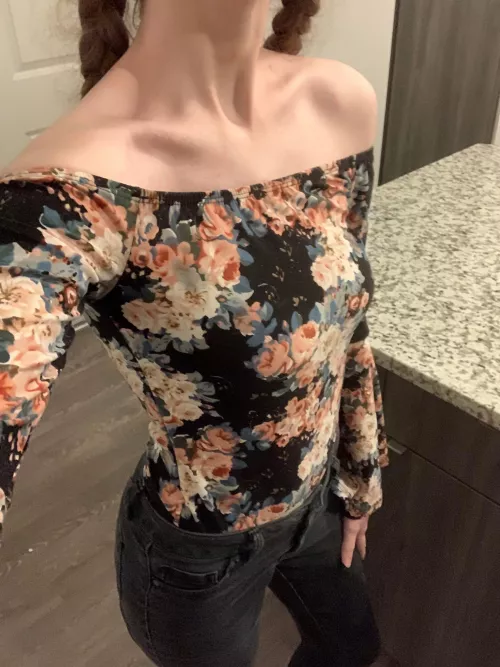 You can see my collarbone π¬ do I qualify??
