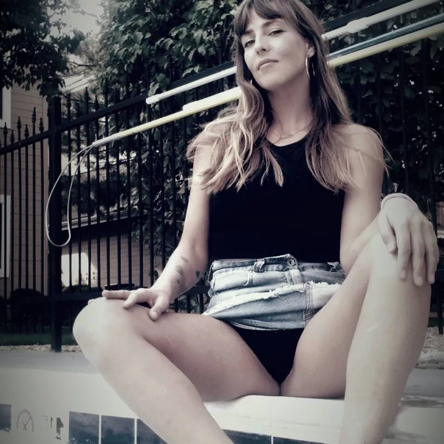 You can see my tattoo on my right hand... my legs are also open, so like married women?🤓🤫😈