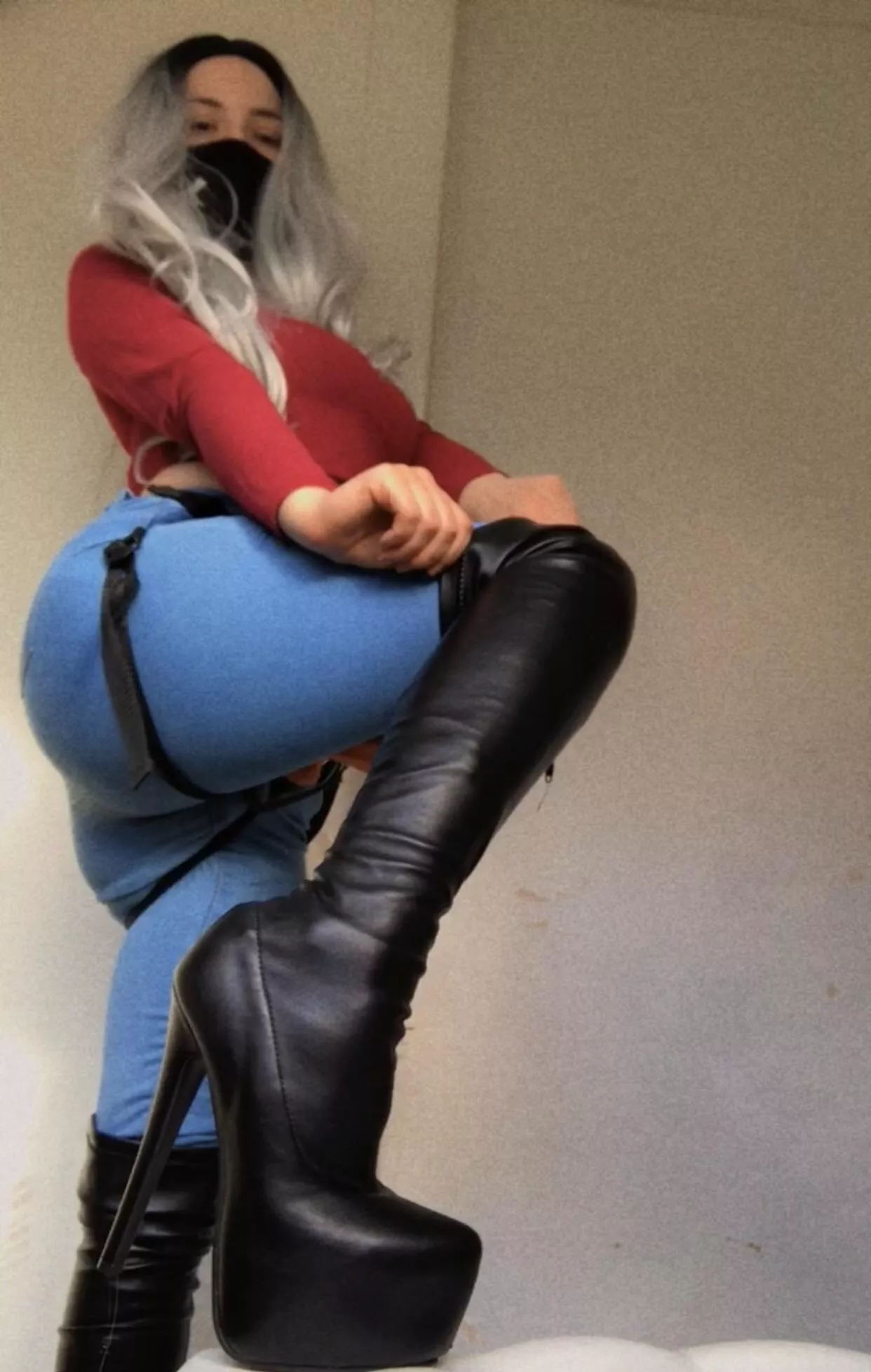 You can start by cleaning my boots 👅then you’ll maybe get a chance to worship [domme]