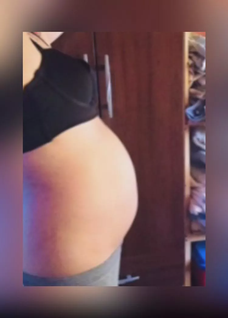 you can tell there is no room left and i got the hiccups rn 😣 i have a sensitive tummy i shouldn't do this but i can't stoppp