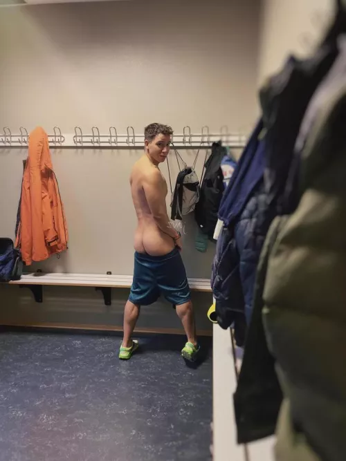 You guys asked me to post more in tje locker room... Here's to get caught once!!! 😈