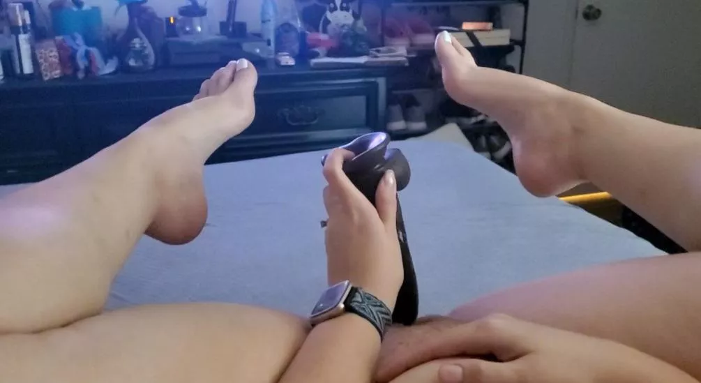 You kiss my feet, I'll stuff my pussy 😌