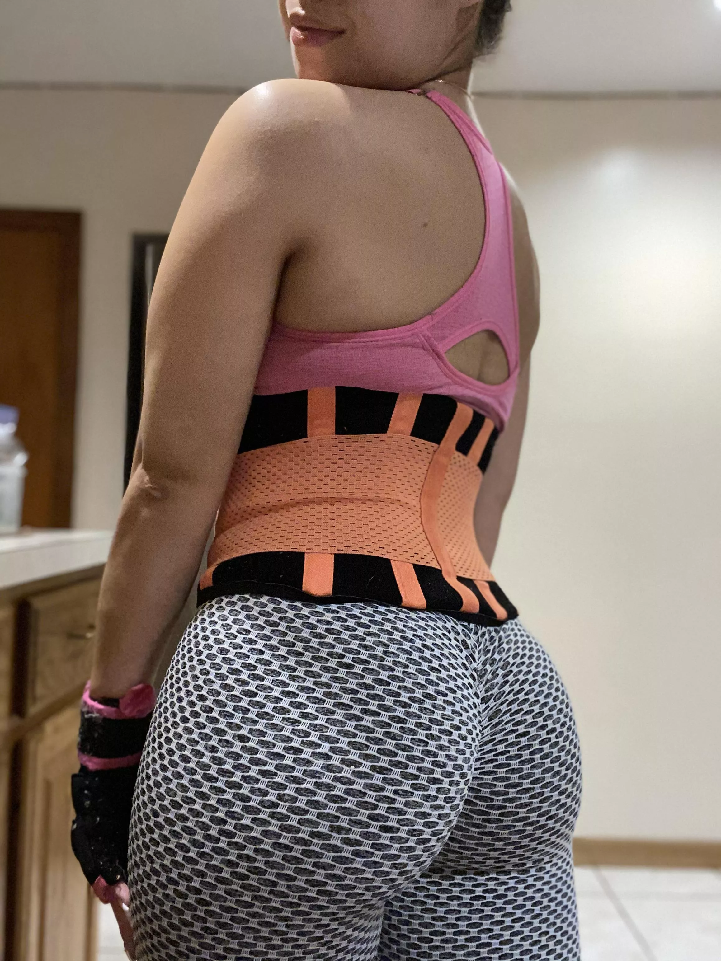 You like how my ass looks in these leggings ?!