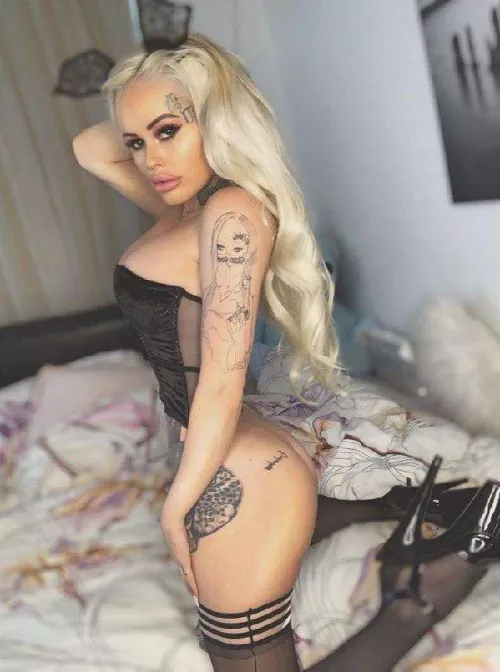 You like my black heels? 🖤