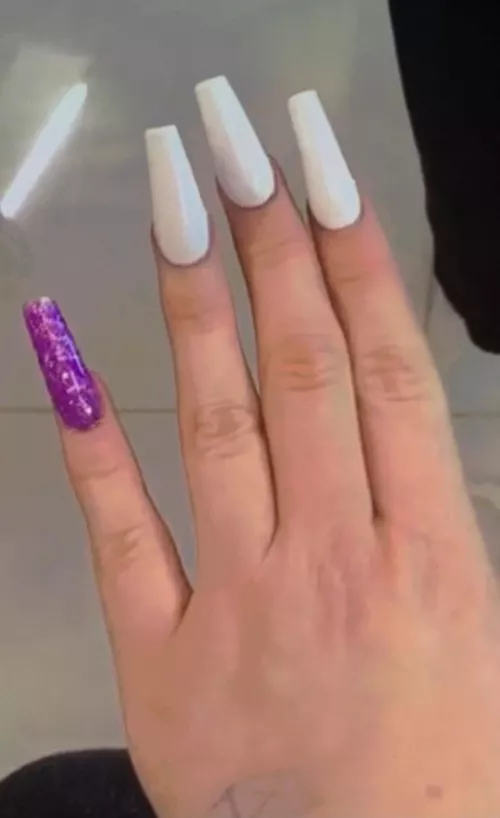 You like the nails of my girlfriend?