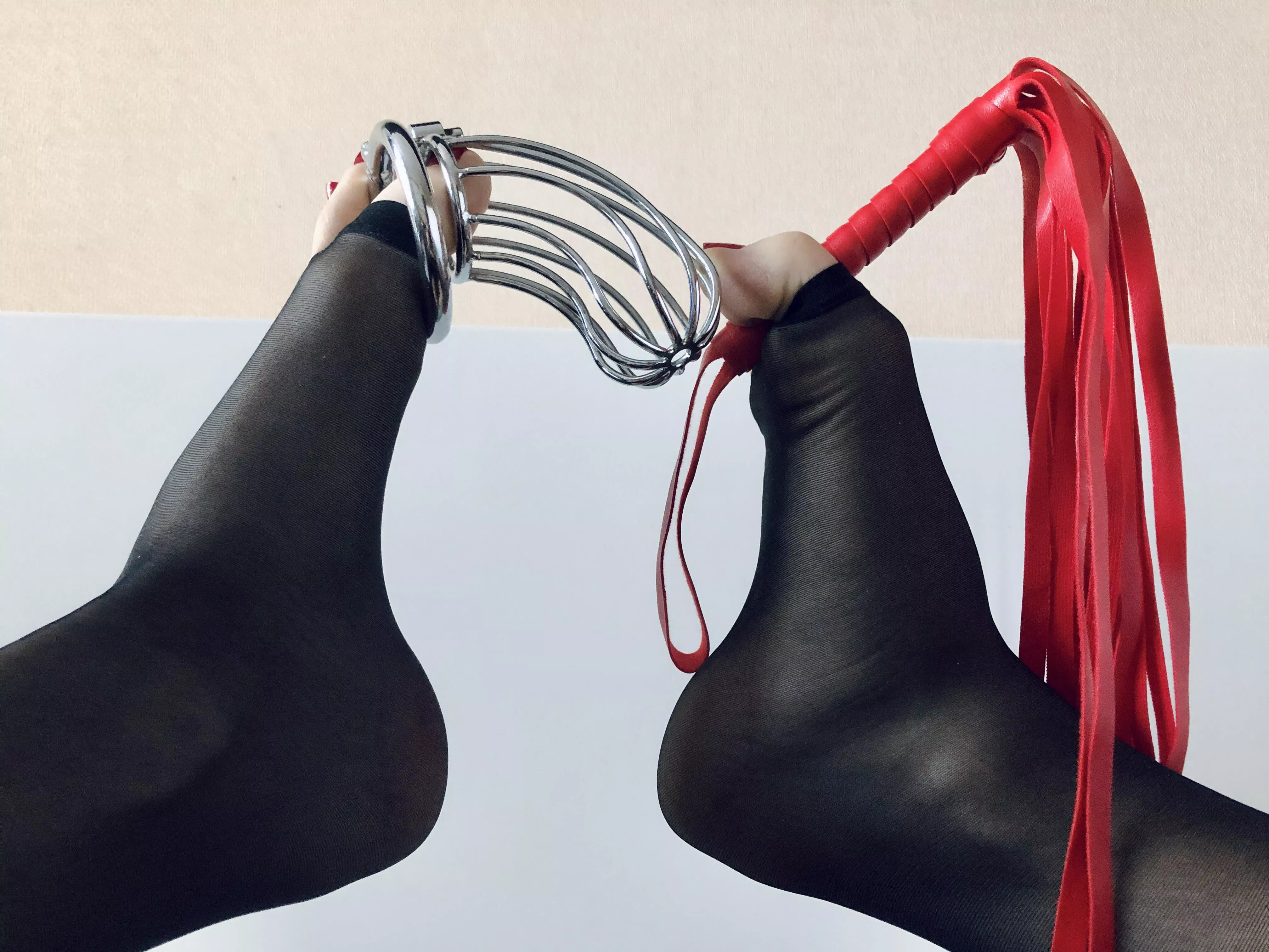 You need to be caged pathetic looser to get access to my sweet feet[domme]