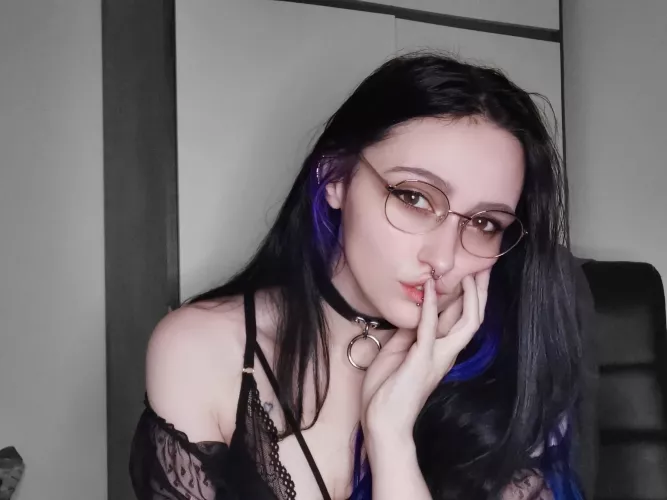 You ordered a goth gf online and I get delivered, what do you do?