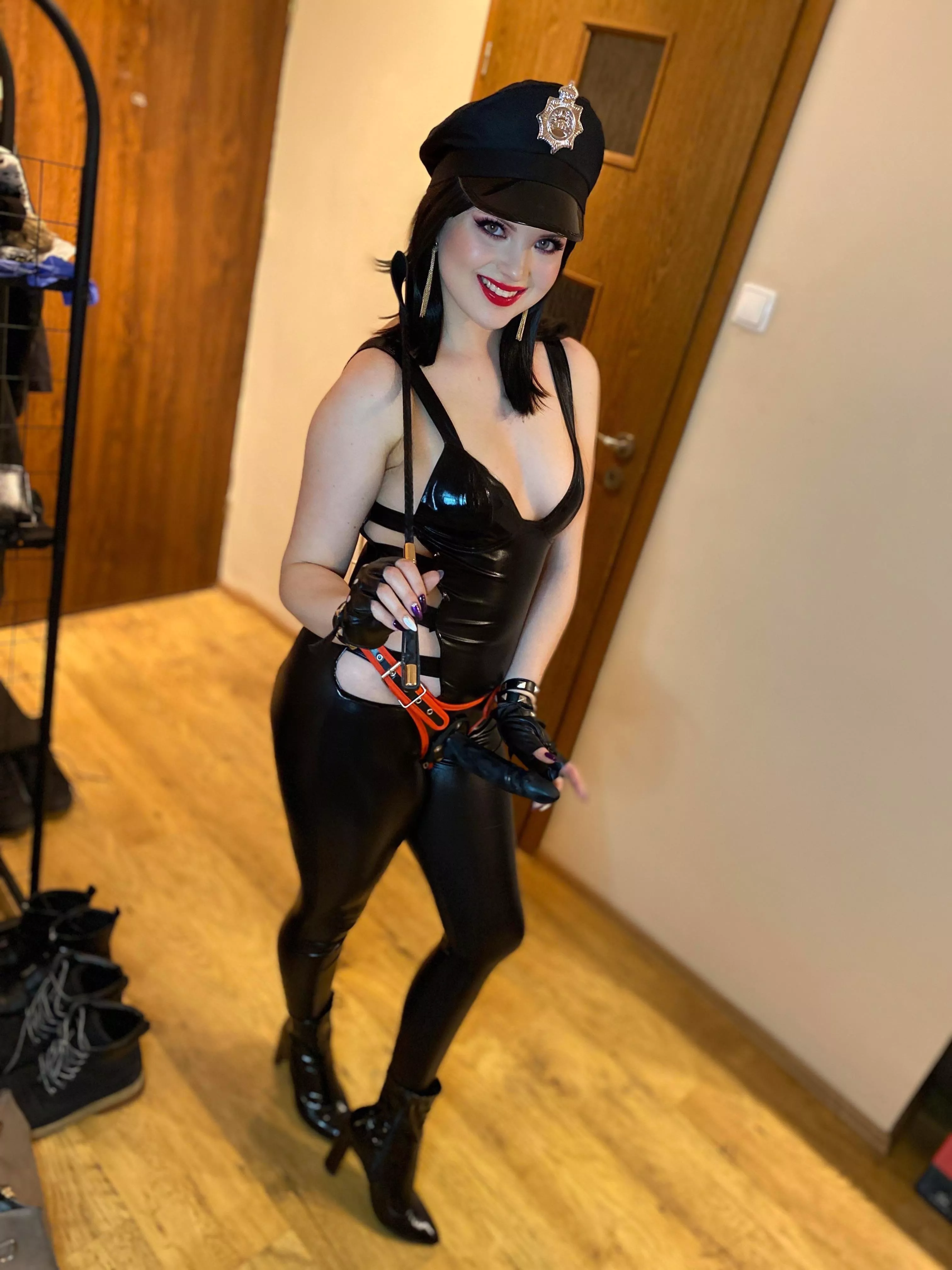 You prefer me to wear small strapon or huge ?