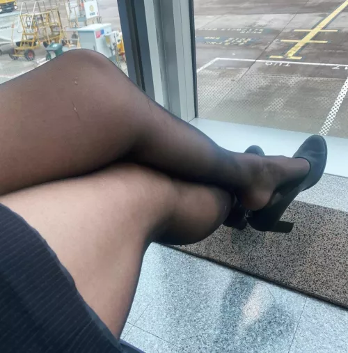 You see me in the airport while you wait for your flight… what’s your next move? ☺️😆💗