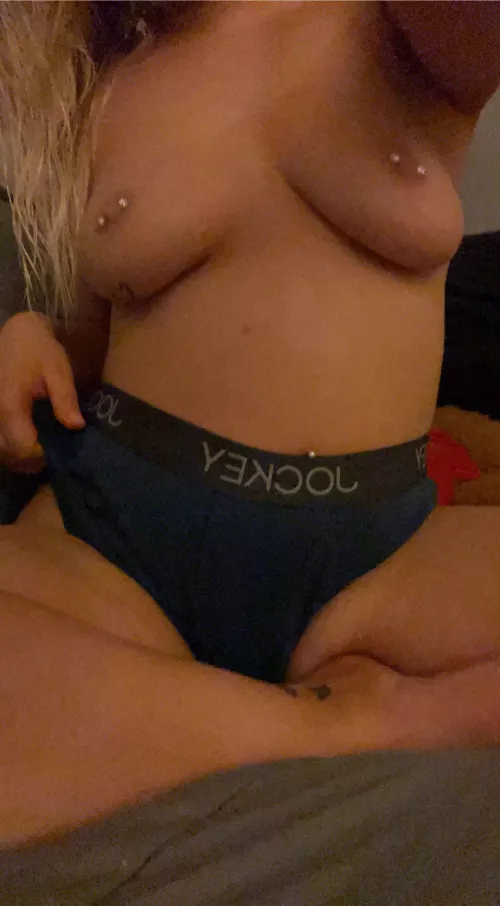 Young slut selling online 😙