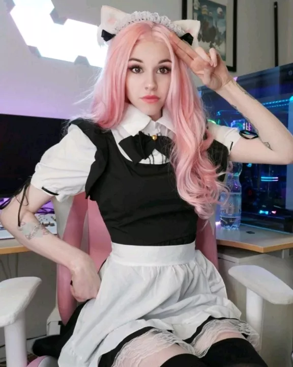 Your blank-eyed neko-maid is ready to serve you, Master