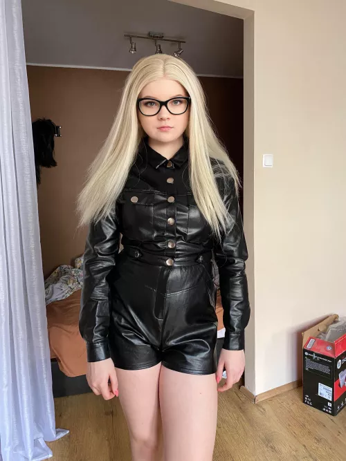 Your cute leather girl š
