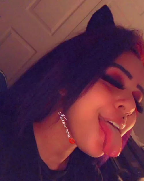 Your favorite cat girl🖤✨