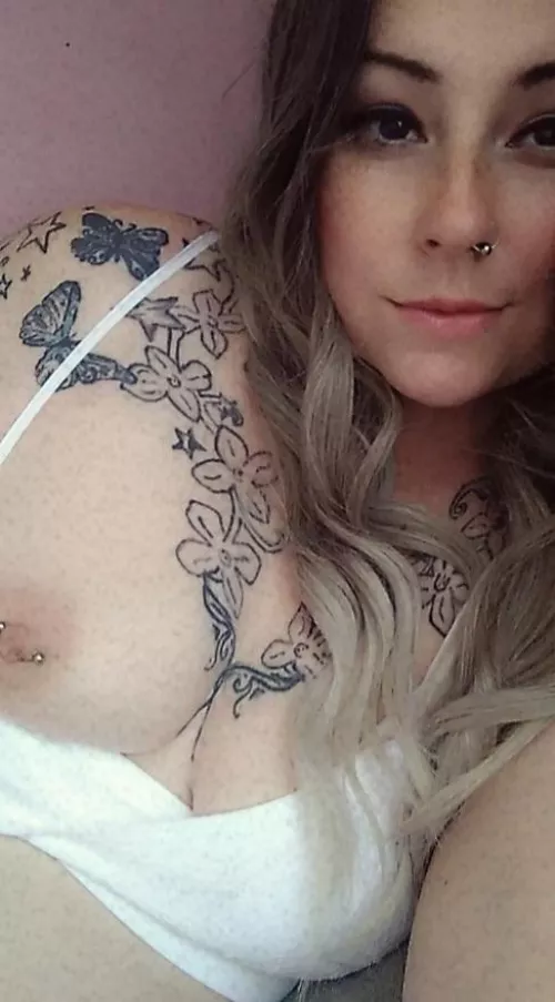 Your favorite kinky milf~NO PPV~full length vids for subs multiple times weekly~dick rates~customs~fetish content available~come play! 👿