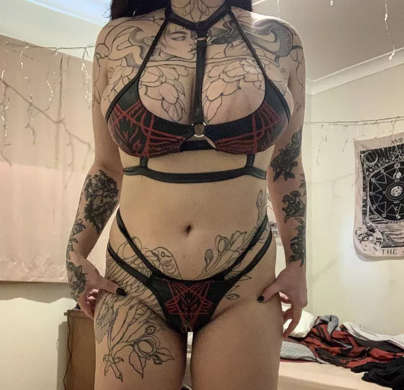 Your goth doll ready to for you to mind fuck and upgrade 🥰