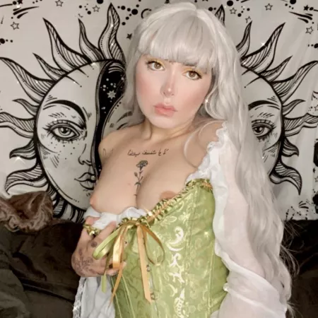 Your lady in waitingπ§π»ββοΈ
