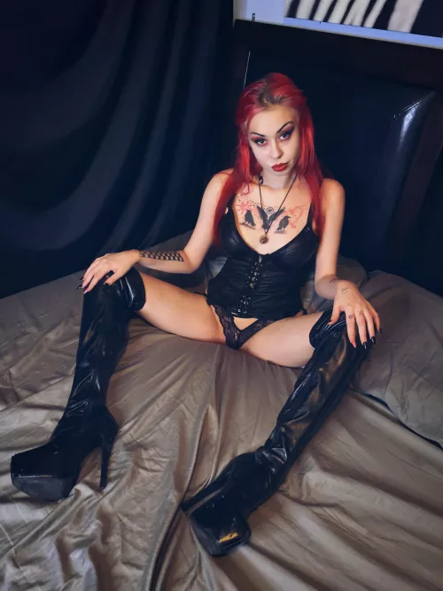 Your small tiddy goth gf🖤😈🦇 Kinky😈 Switch Alt model doing spicy content 🖤 wannabe porn star 😼😼 free trial⬇️