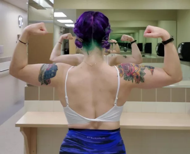 You've seen my ass, now you've seen my back 😜 I love being a strong fucker