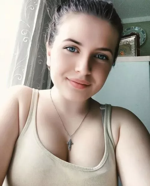 Yummy deep perfect Cleavage and juicy boobs