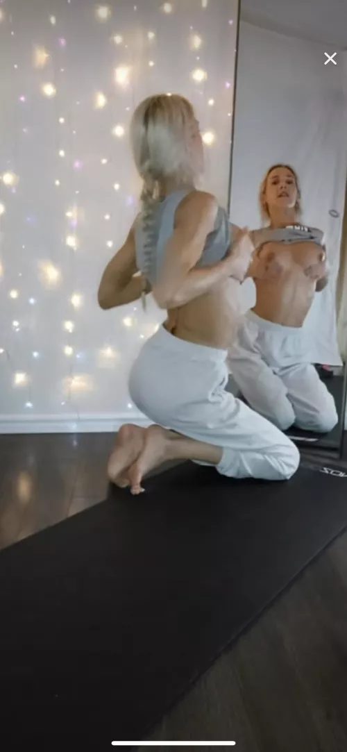 yvonn277 she flashes every time she goes live!