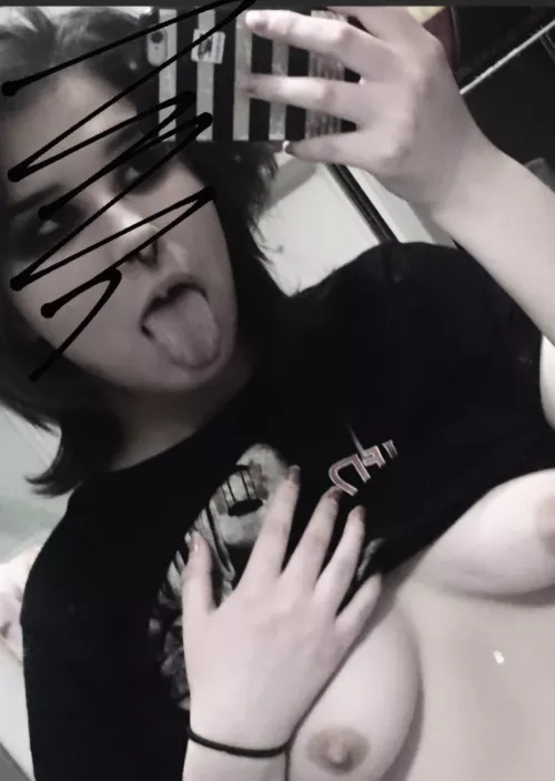 (18f) Just got back from school and I wanna get my face and titties covered in thick cum rnn🥺🖤