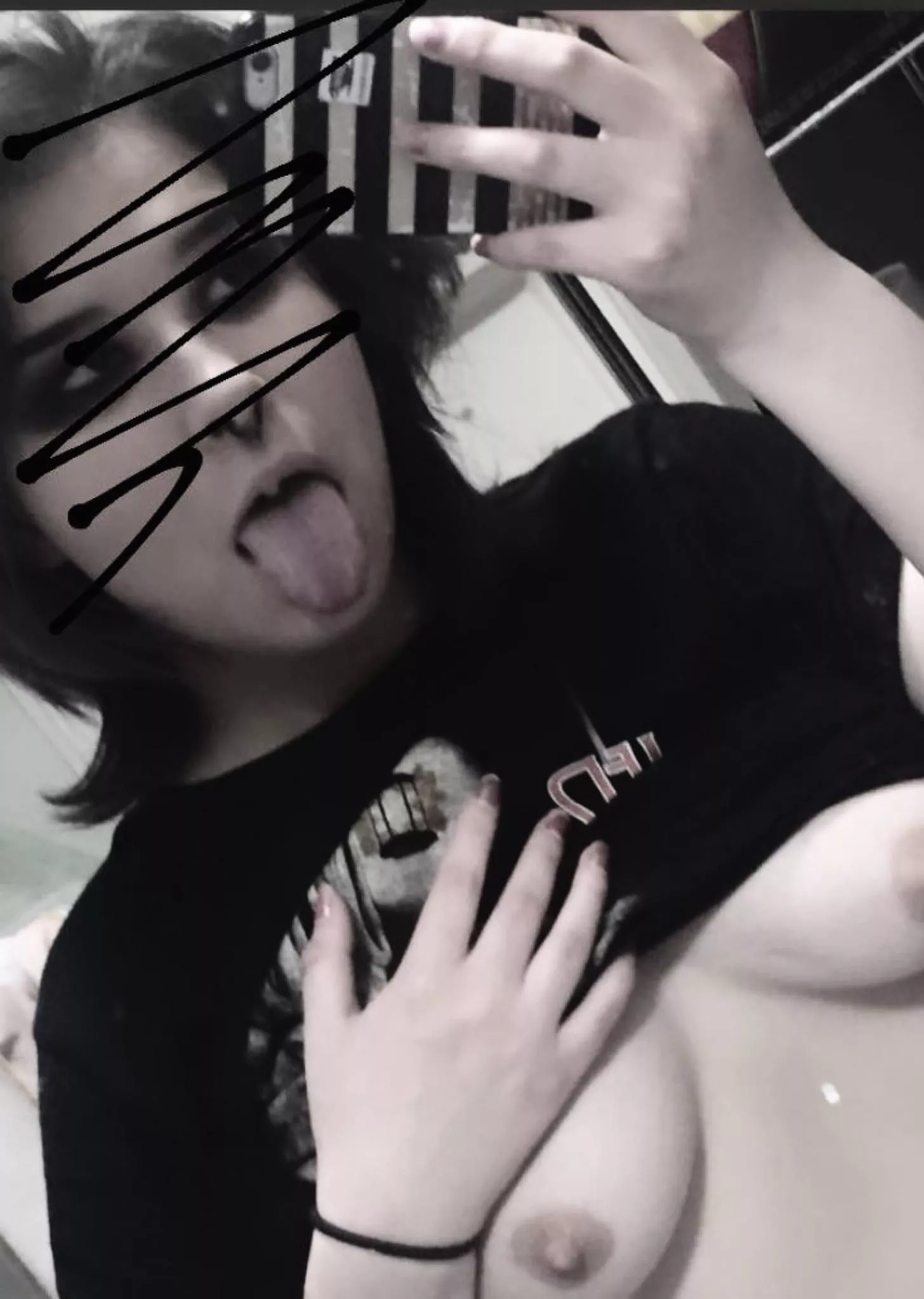 (18f) Just got back from school and I wanna get my face and titties covered in thick cum rnn🥺🖤