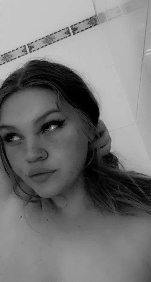 19, milf, tattoos, face piercings, good vibes always ! Come get to know me over on my page x