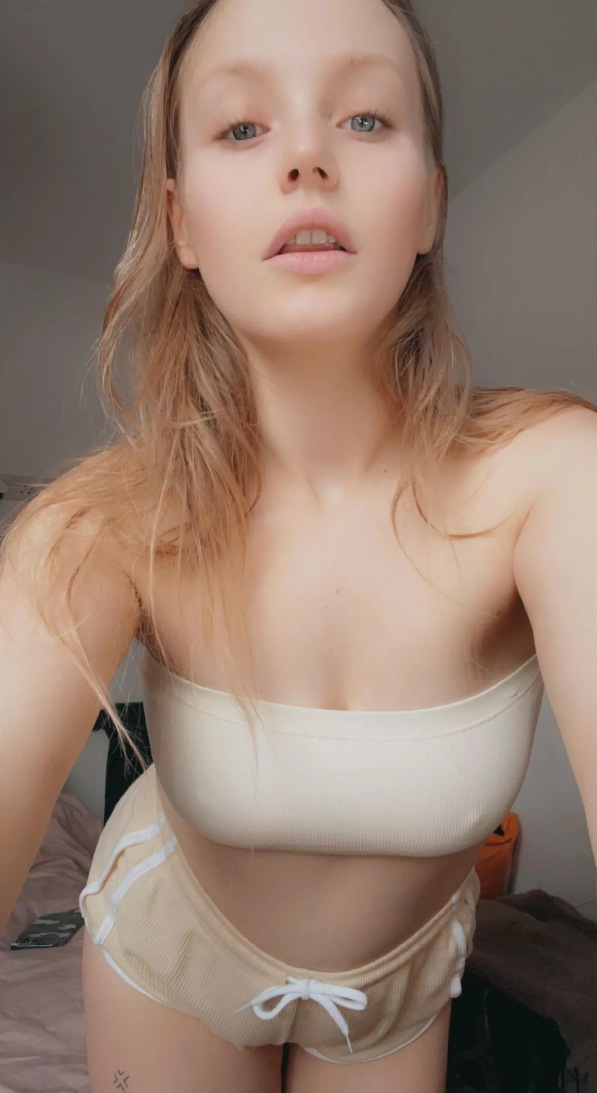 19 year old and almost 5ft 👅