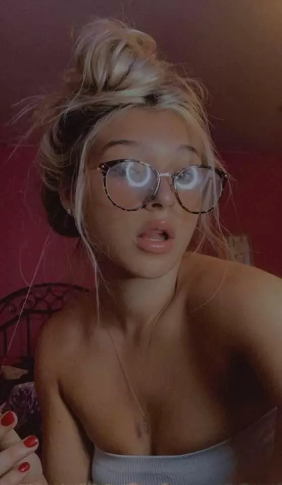 19F everyone always says I look better with my glasses 😂 what do you guys think? Kik: megan_isbored