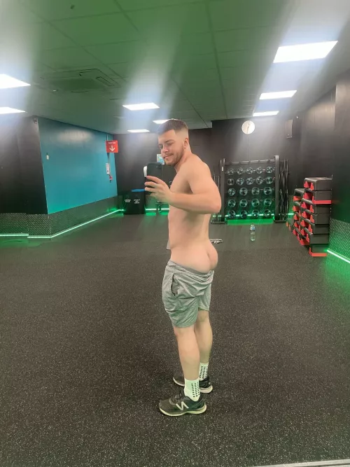 (20) almost got kicked out the gym for this 🏳️🌈