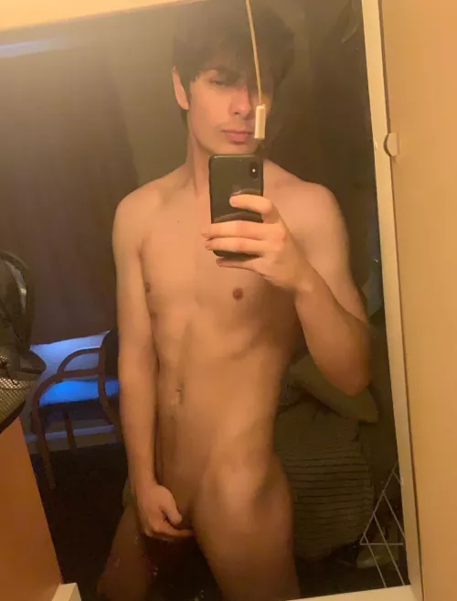 22 - 6’2”- 81kg. I’m told my ego is big but I don’t think enough. I’ve made a lot of progress I’m proud of :) used to be so much skinnier