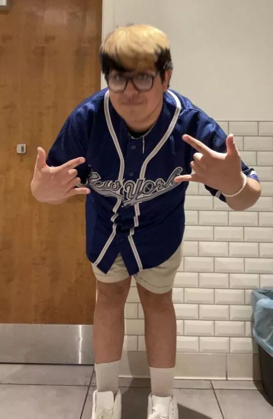 (22) i look short but i'm really 5'8 😅