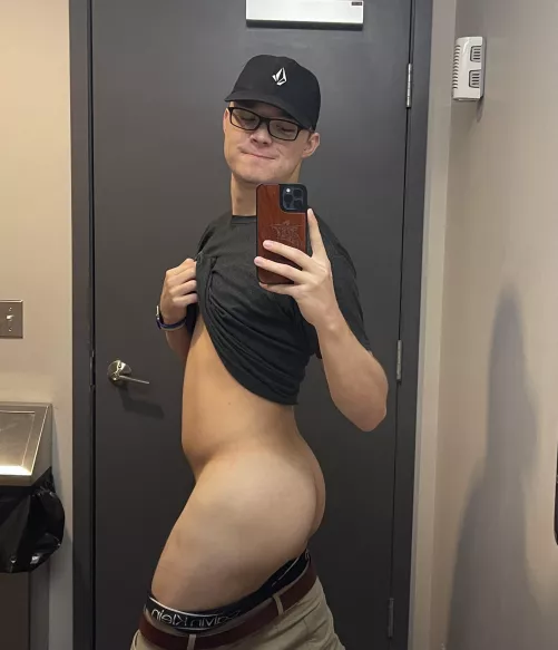 [22] What’s everyone’s thoughts? Who wants to get in me? 😈😈 DM me