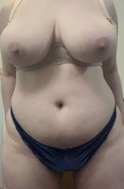 22F I want an older dominant Black Daddy so bad🥺🤤