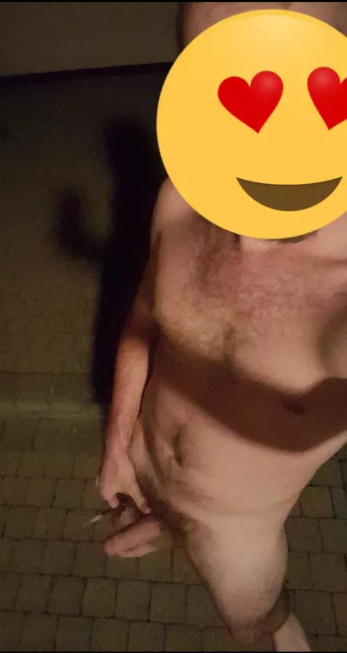 23 from Belgium. I love to expose myself!