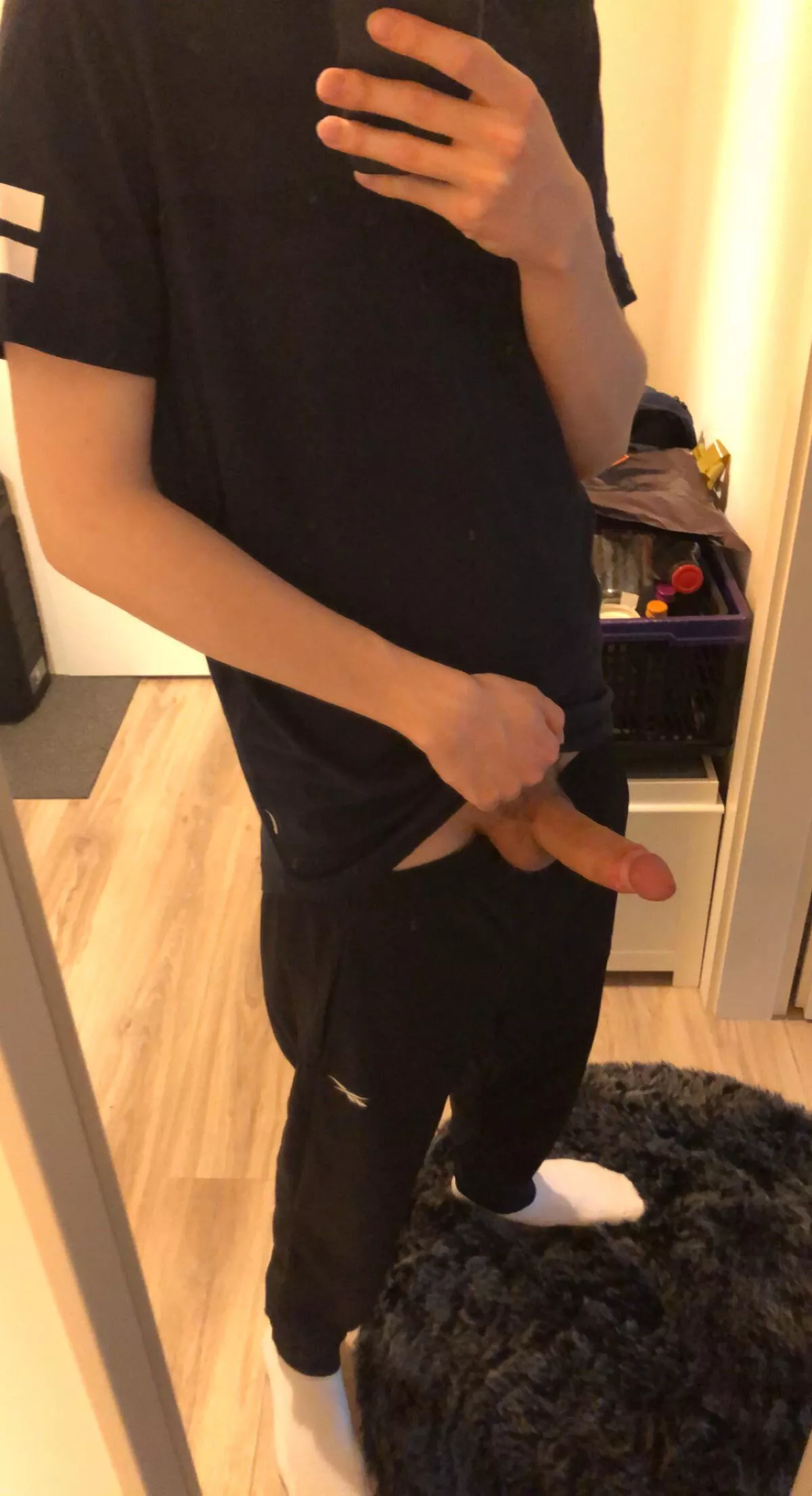 24 anyone wanna suck my average cock?