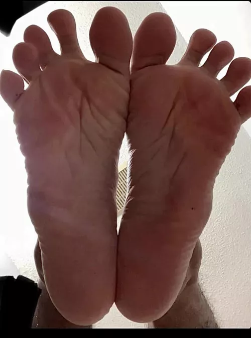 25M Connecticut - I’m into girls but I’ll literally let anyone with a Foot Fetish to suck on my toes and to lick my soft,smooth soles (I enjoy helping out people with Foot Fetish by giving them mine)