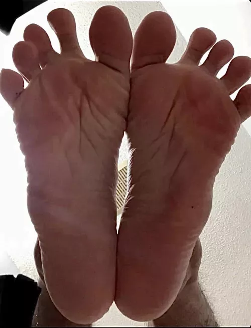 25M Connecticut - My soft,smooth, incredibly wrinkly soles needs a wet tongue pressed against it (Hit me up)