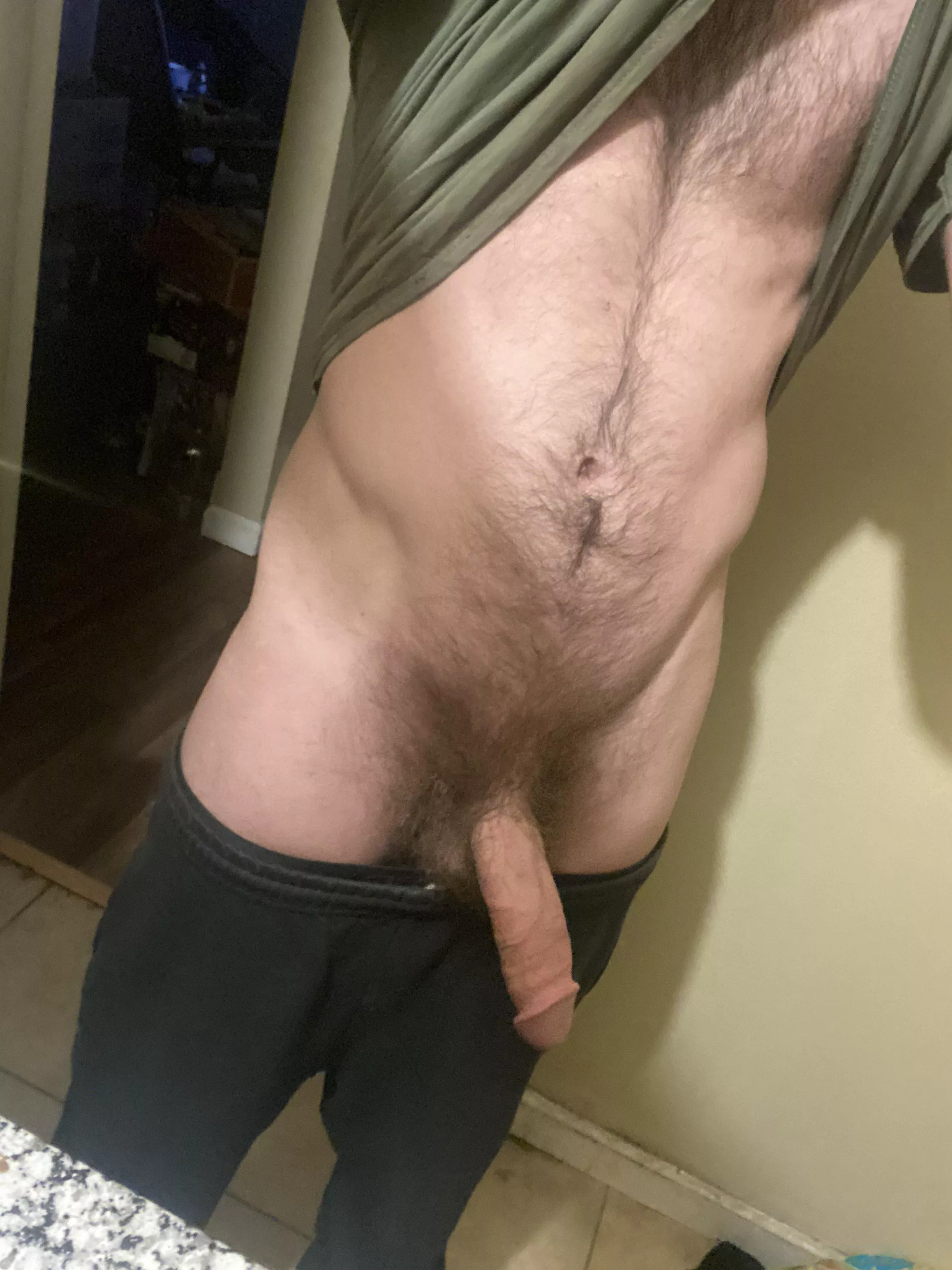 28 here I wanna see u guys unload cum in my dms ;)