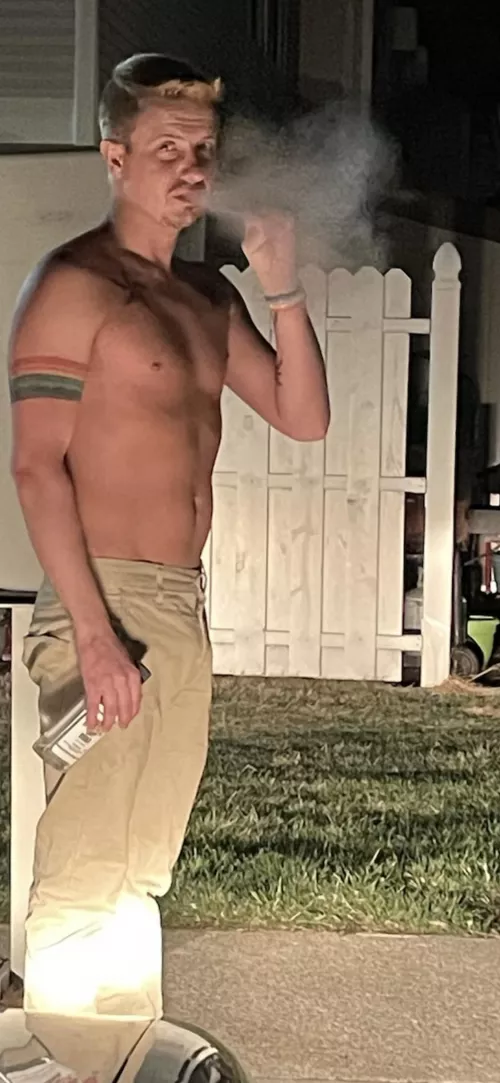 [28] kinda drunk after work smoking my vape… who wants to chat?