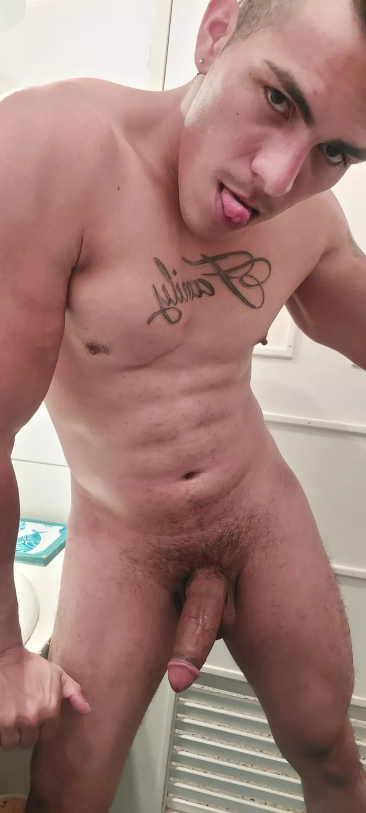 [28] muscular latino
