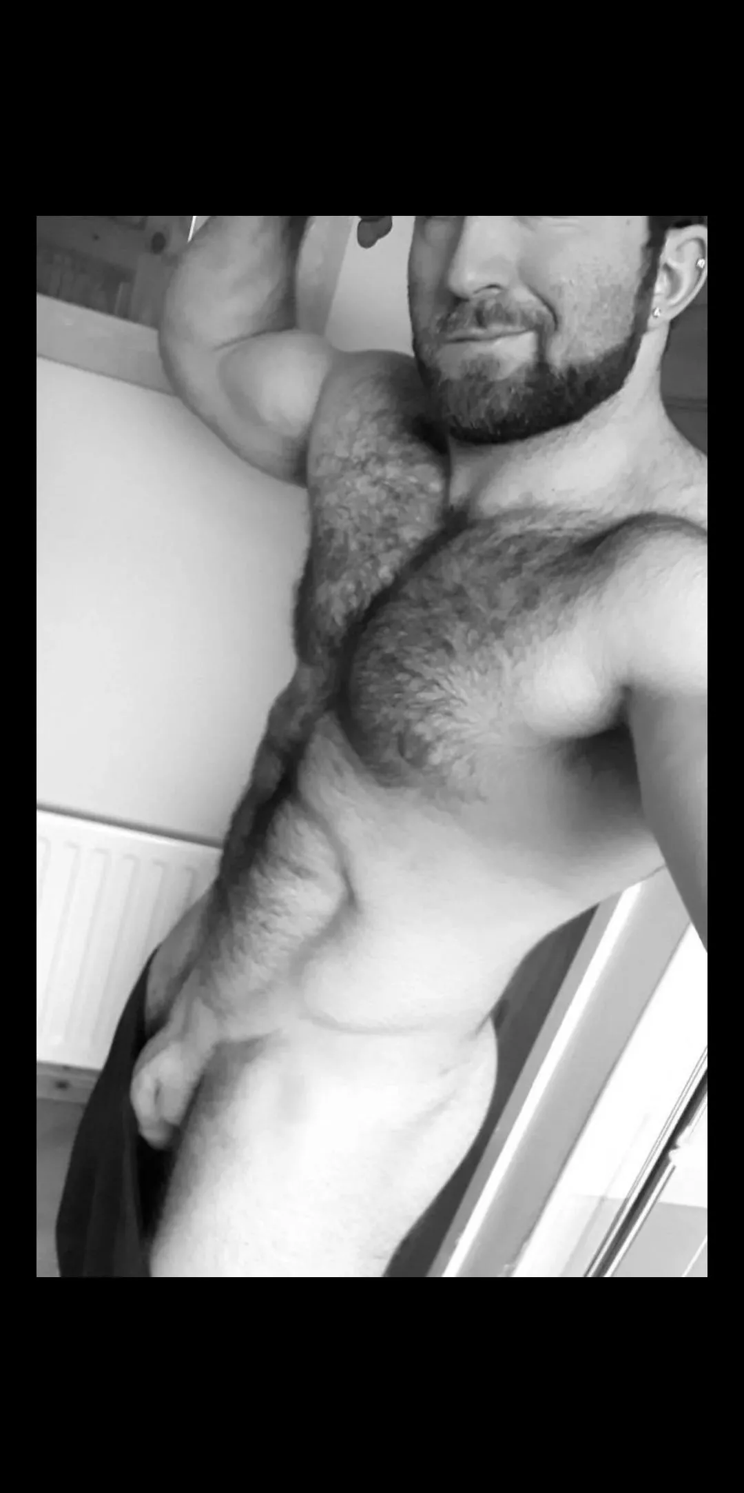 29 [M4F] Hung, muscular and not shy 😏. Willing to exchange vids/snaps 😈. Will live verify and will expect you to do the same - won't expect you to show your face if you don't want too 😊. Ladies only please, I am 100% straight 🤣. Check my po