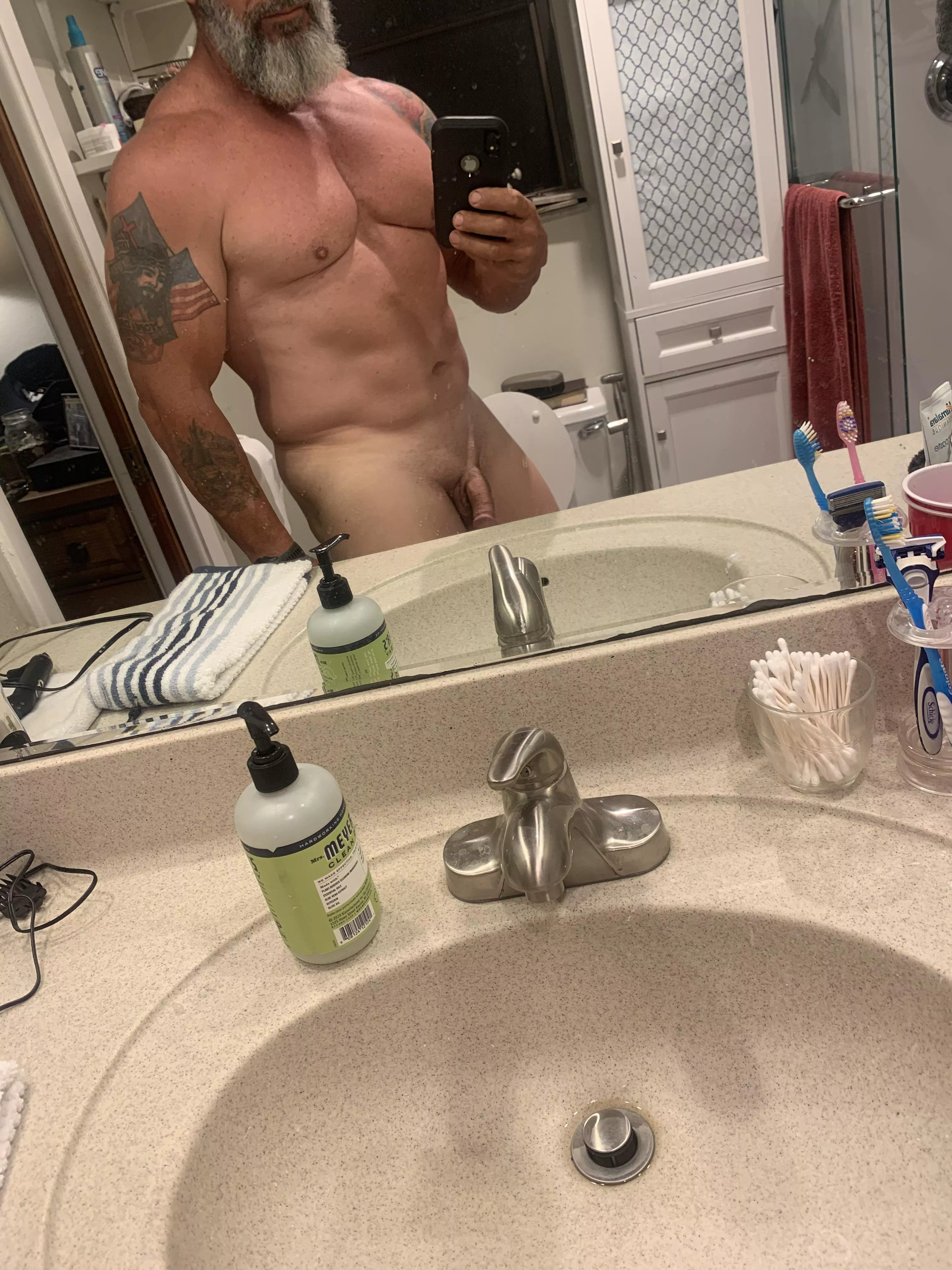 3 months after trimming my beard ( big mistake) it’s coming back strong! 3 months after trimming my beard ( big mistake) it’s coming back strong!