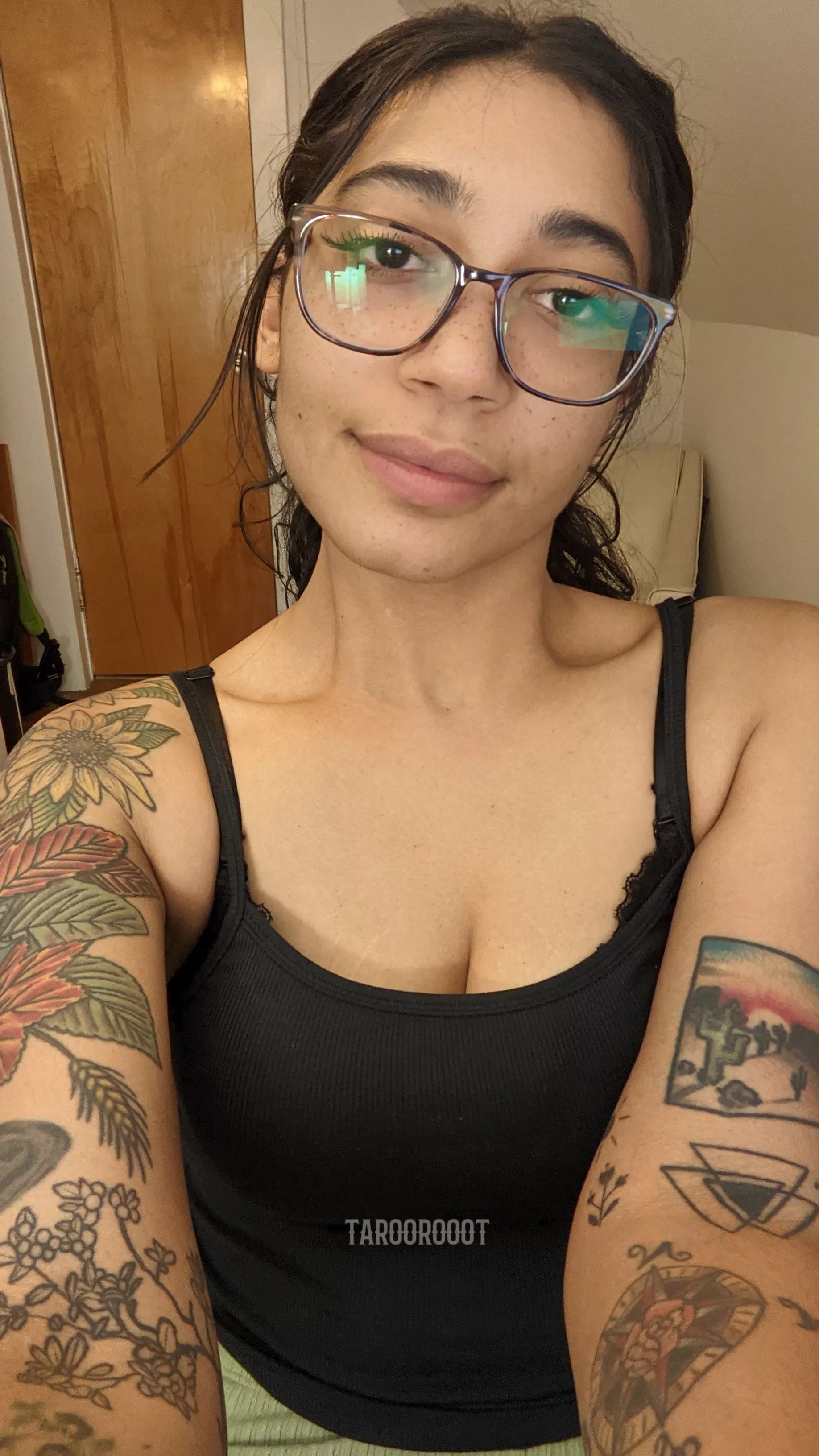 31F Do you like the natural color of my lips?