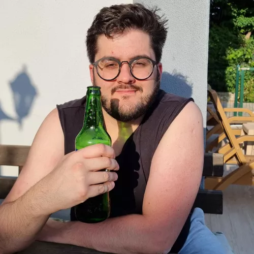 32 M UK! enjoying my last night in Turkey visiting family! come chat! love to game on PC and switch! having WoW withdrawals tbh π π€£