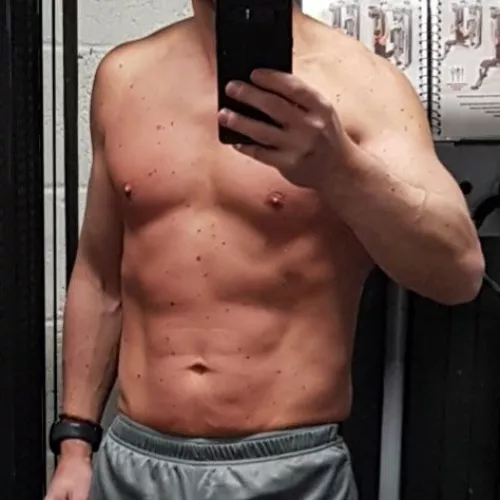 32 year old 6’7 Canadian. Now show daddy who’s a good boy.