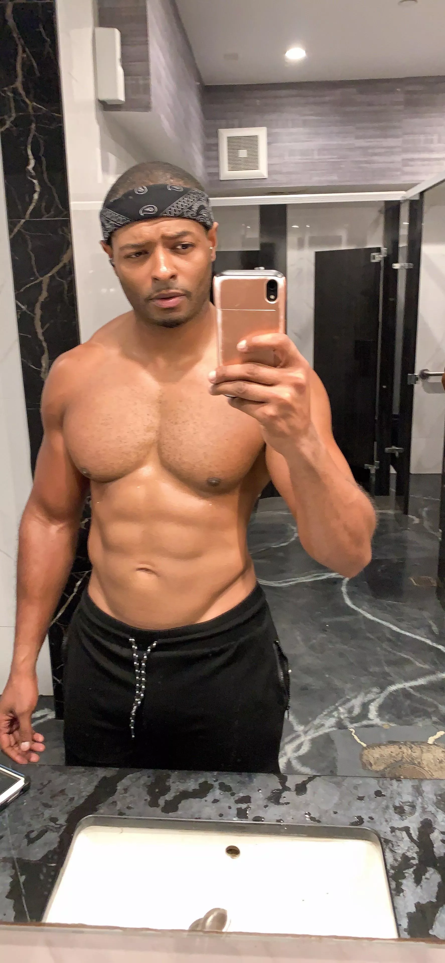 (33) Everyone in cali wants to workout (33) Everyone in cali wants to workout